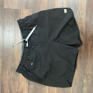 Vuori 5.5 inch black Shorts